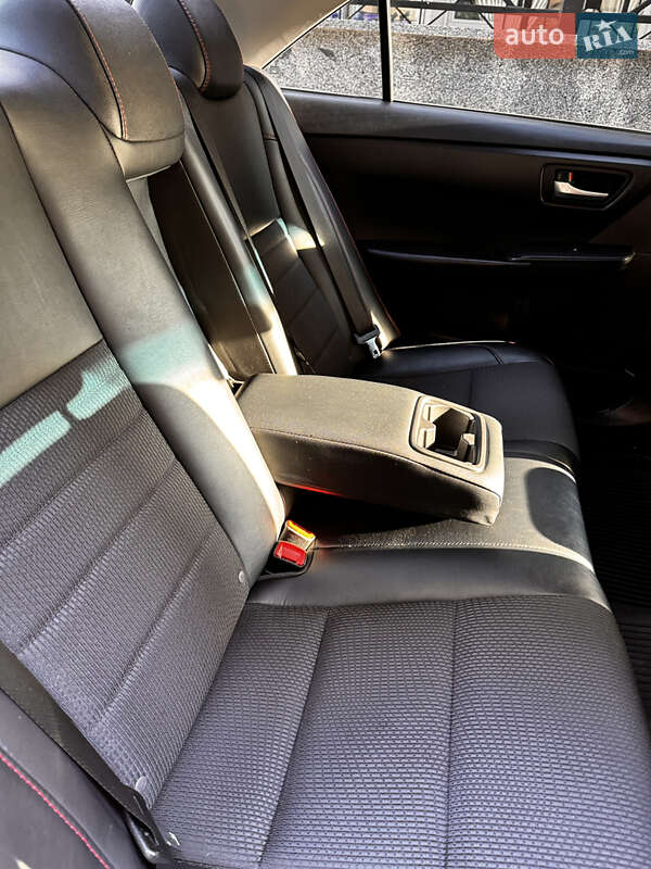 Седан Toyota Camry 2016 в Києві