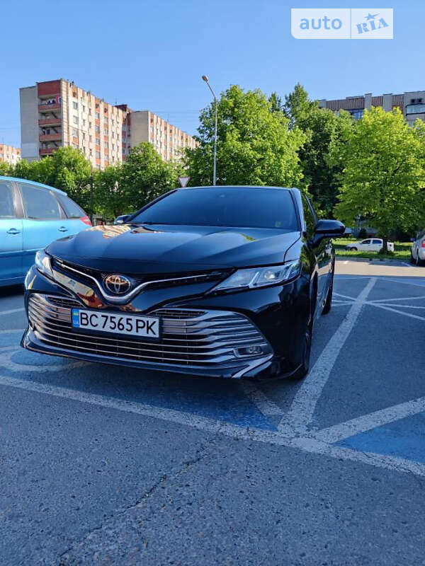 Седан Toyota Camry 2018 в Львове