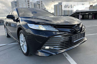 Седан Toyota Camry 2019 в Киеве