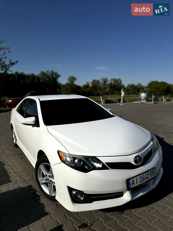 Седан Toyota Camry 2013 в Фастові