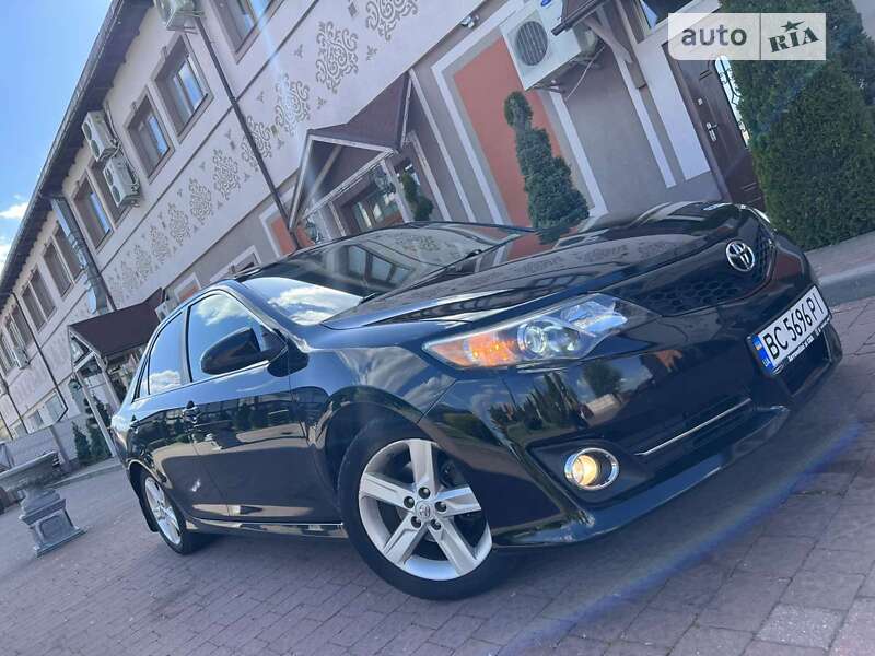 Седан Toyota Camry 2014 в Стрию