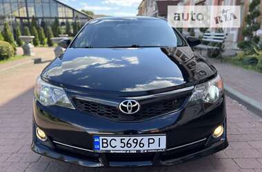 Седан Toyota Camry 2014 в Стрию