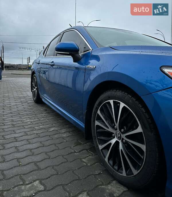 Седан Toyota Camry 2018 в Чернівцях