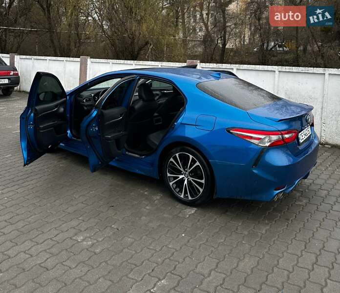 Седан Toyota Camry 2018 в Чернівцях