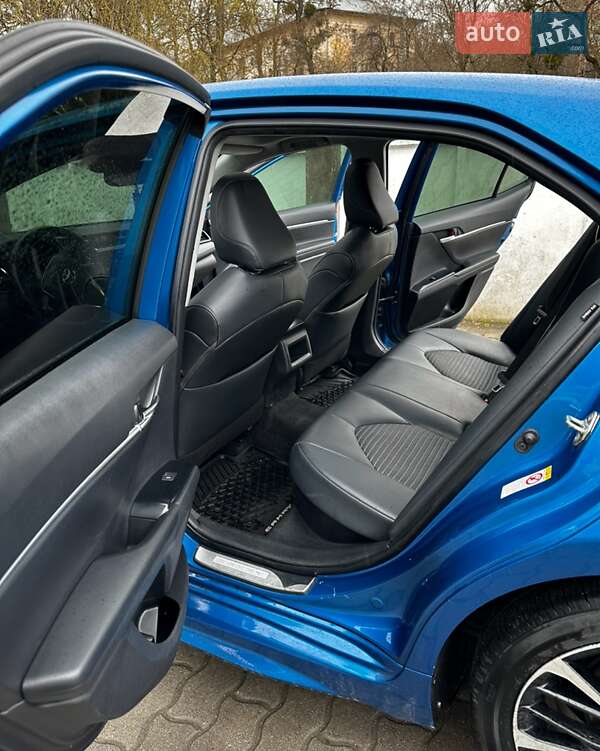 Седан Toyota Camry 2018 в Чернівцях