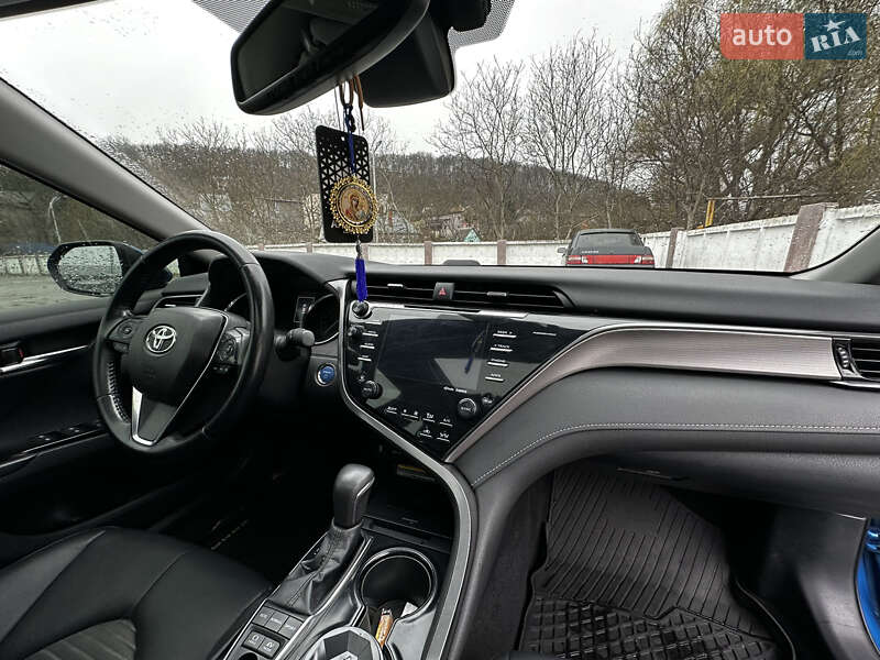Седан Toyota Camry 2018 в Чернівцях