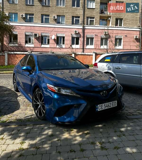 Седан Toyota Camry 2018 в Чернівцях