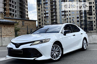 Седан Toyota Camry 2017 в Киеве