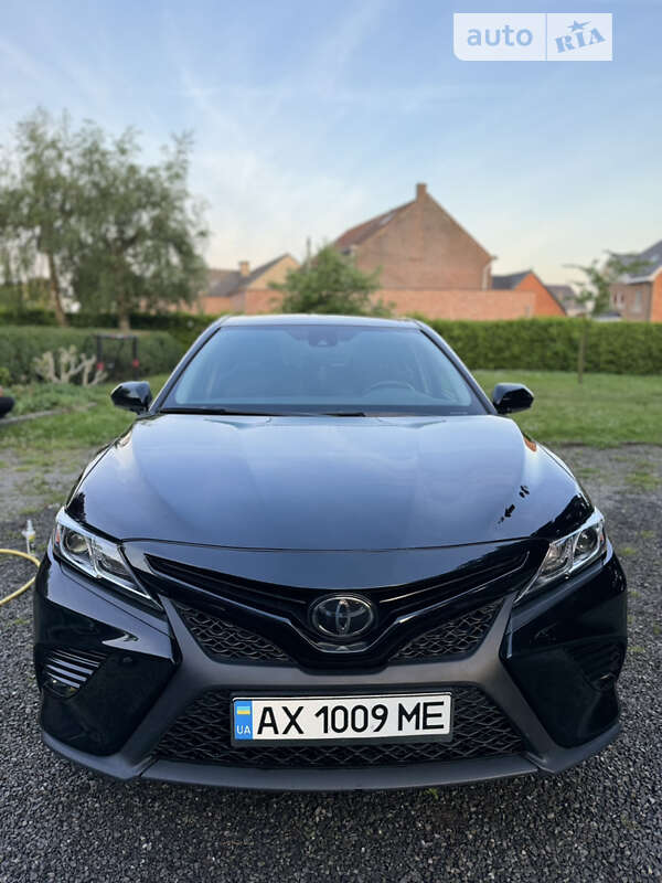 Седан Toyota Camry 2019 в Львові