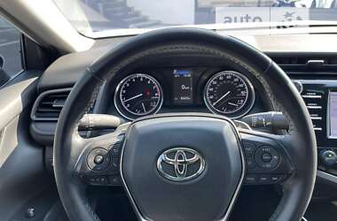 Седан Toyota Camry 2019 в Киеве