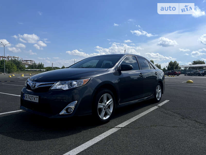 Седан Toyota Camry 2013 в Киеве