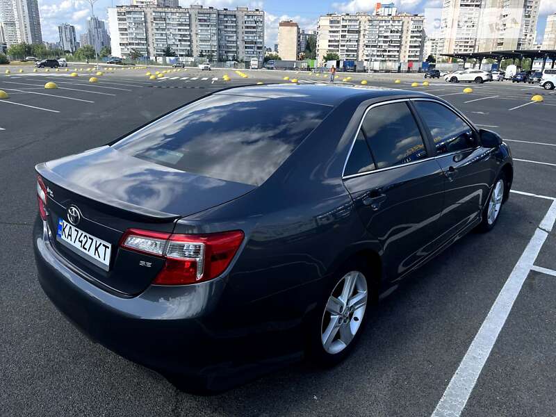 Седан Toyota Camry 2013 в Киеве