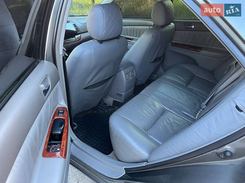 Седан Toyota Camry 2004 в Днепре