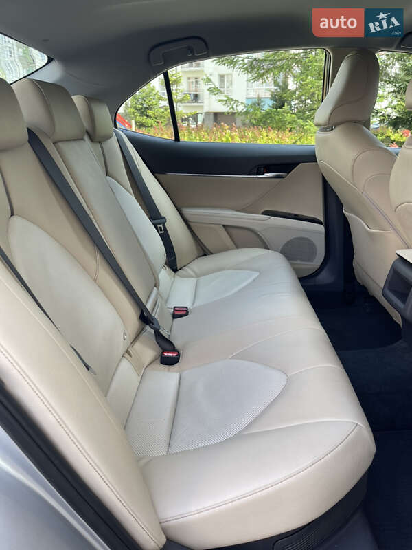 Седан Toyota Camry 2017 в Івано-Франківську