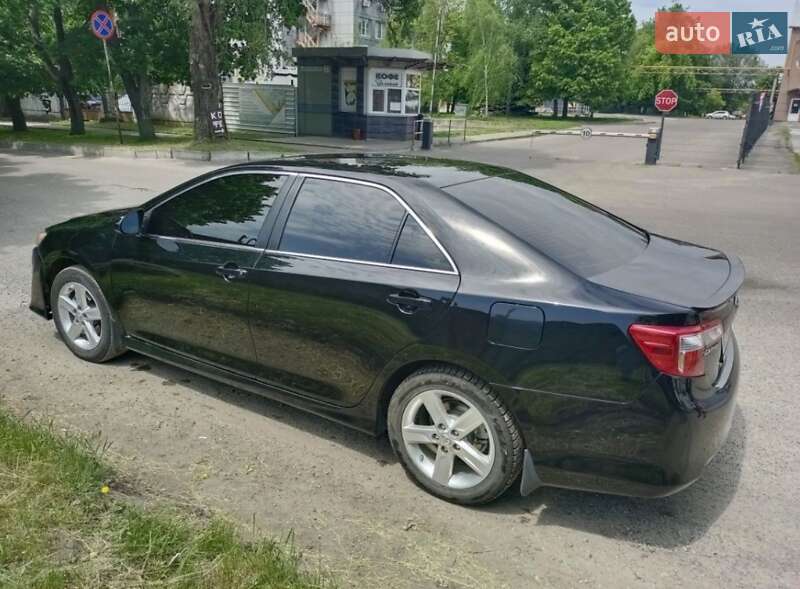 Седан Toyota Camry 2014 в Дніпрі