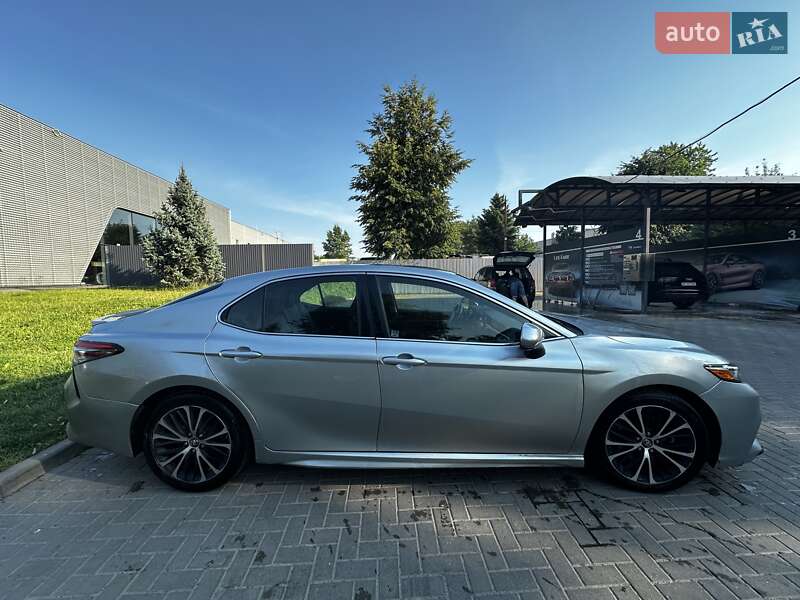 Седан Toyota Camry 2018 в Львові