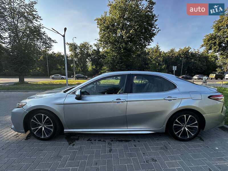 Седан Toyota Camry 2018 в Львові