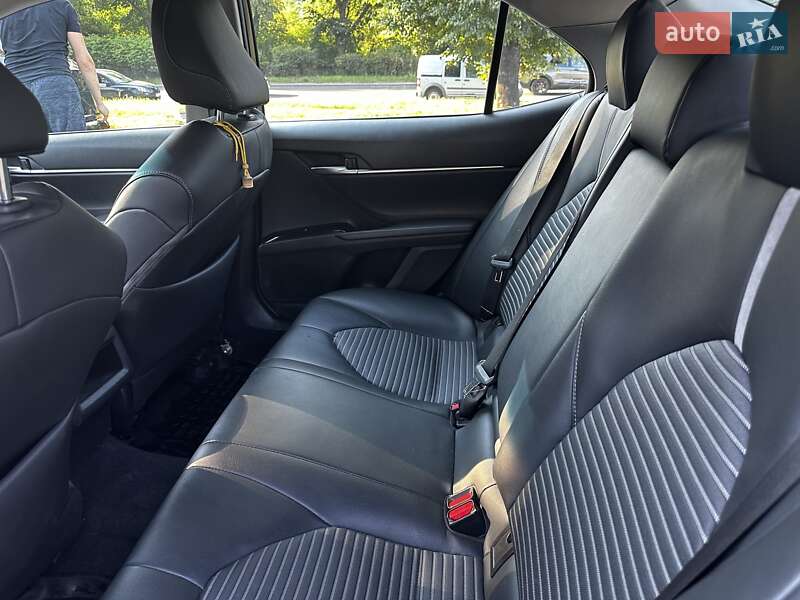 Седан Toyota Camry 2018 в Львові