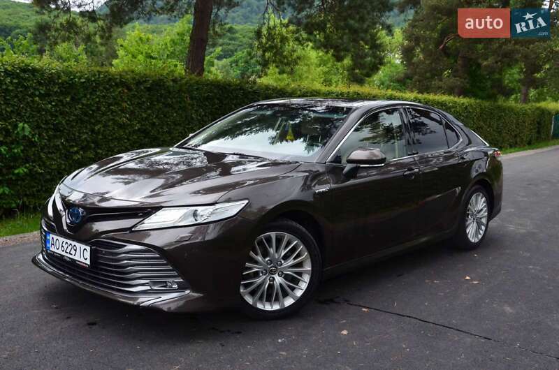 Седан Toyota Camry 2019 в Перечині