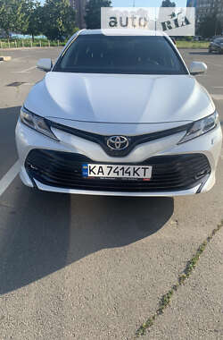 Седан Toyota Camry 2019 в Киеве