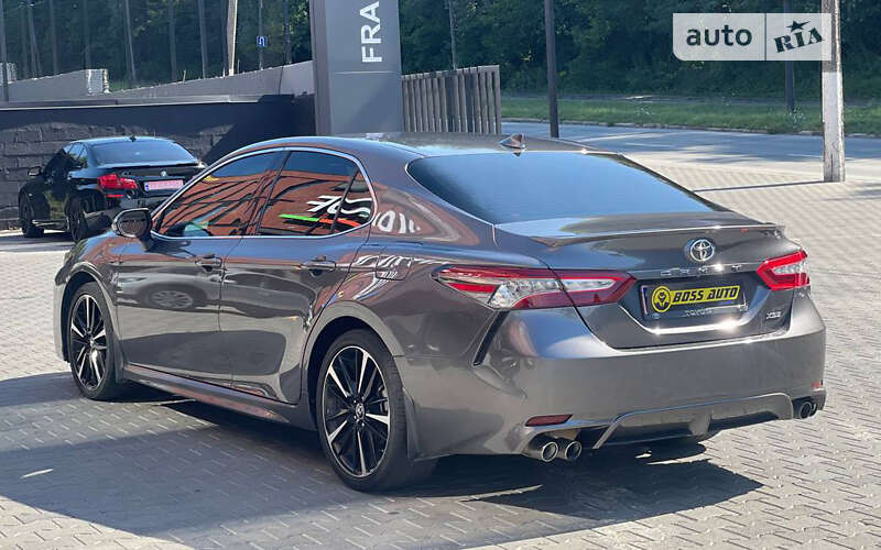 Седан Toyota Camry 2019 в Чернівцях