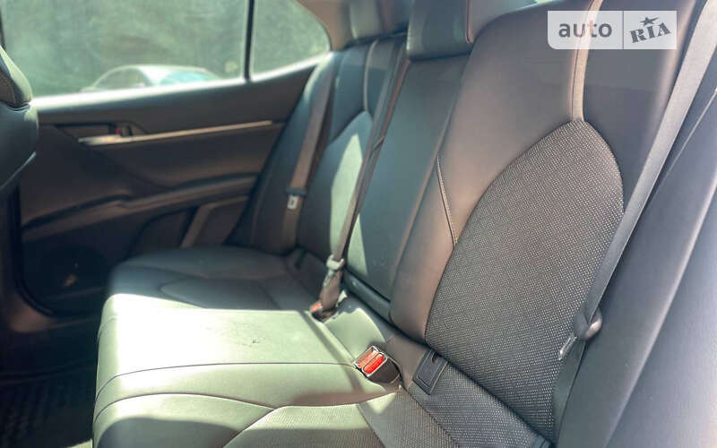 Седан Toyota Camry 2019 в Чернівцях