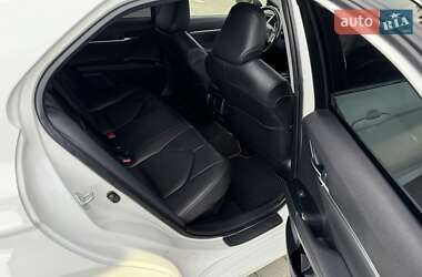 Седан Toyota Camry 2019 в Черновцах