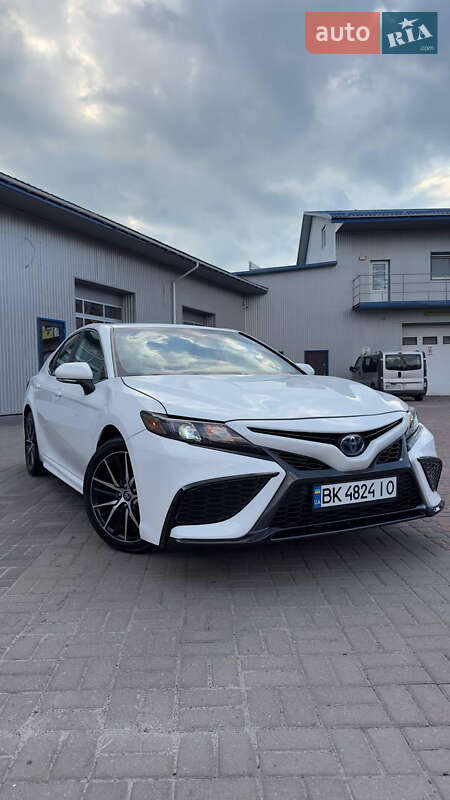 Седан Toyota Camry 2022 в Рівному