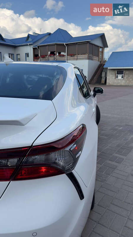 Седан Toyota Camry 2022 в Рівному