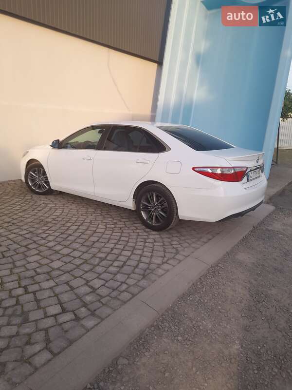 Седан Toyota Camry 2016 в Ужгороді