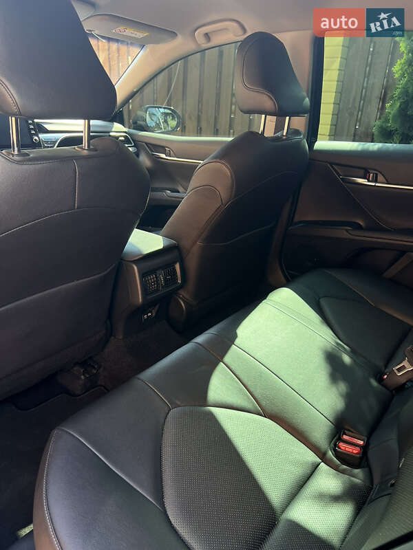 Седан Toyota Camry 2021 в Вышгороде