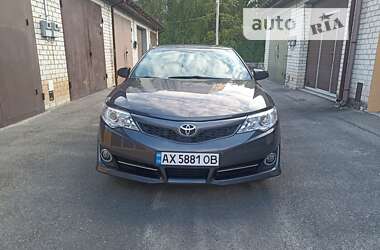 Седан Toyota Camry 2014 в Харкові