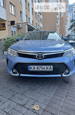 Седан Toyota Camry 2016 в Киеве