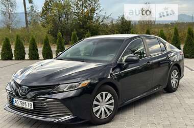 Седан Toyota Camry 2017 в Ужгороді