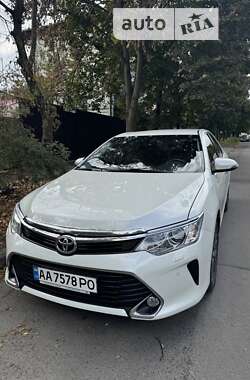 Седан Toyota Camry 2016 в Киеве