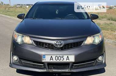 Седан Toyota Camry 2013 в Дніпрі