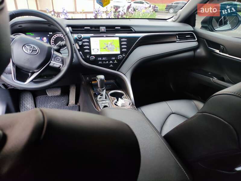 Седан Toyota Camry 2019 в Хмельницком