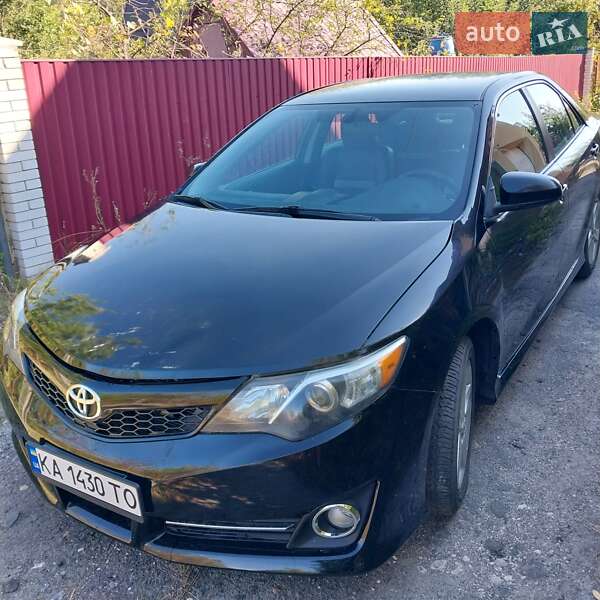 Седан Toyota Camry 2014 в Киеве