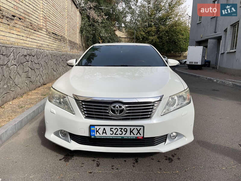 Седан Toyota Camry 2013 в Києві