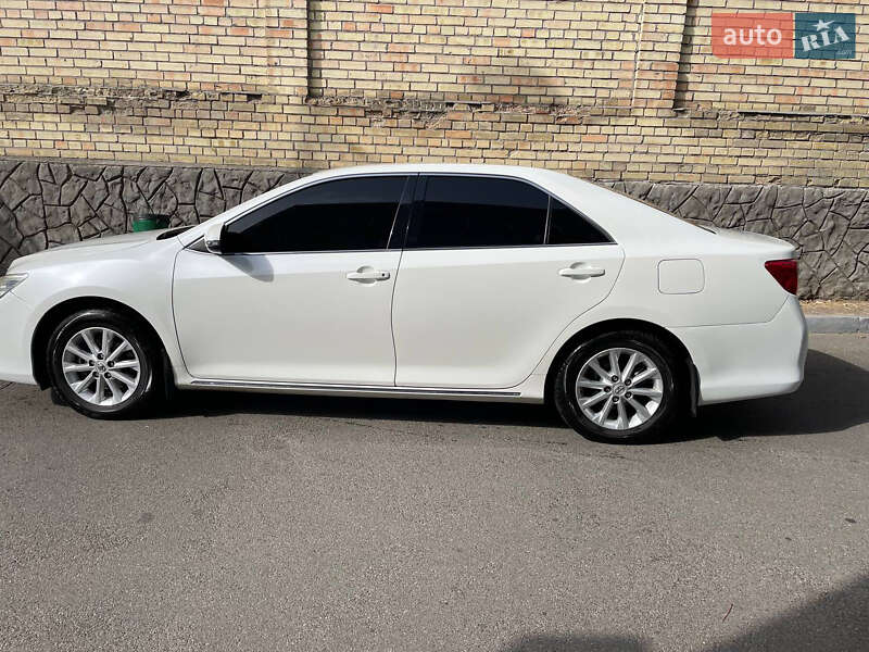Седан Toyota Camry 2013 в Києві