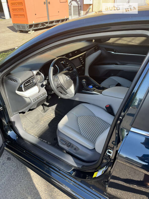 Седан Toyota Camry 2019 в Кривом Роге