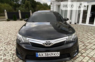 Седан Toyota Camry 2013 в Испасе