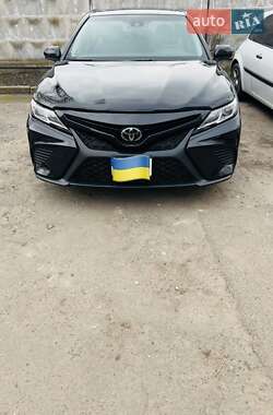 Седан Toyota Camry 2017 в Хмельницком