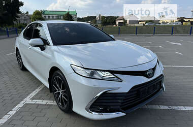 Седан Toyota Camry 2021 в Нововолынске