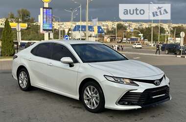 Седан Toyota Camry 2023 в Киеве