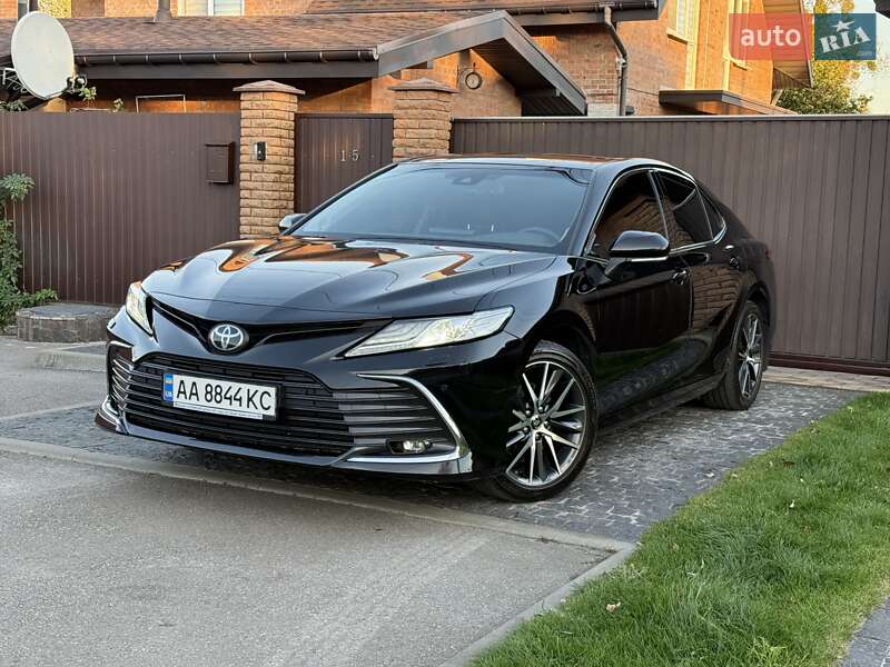 Седан Toyota Camry 2022 в Києві