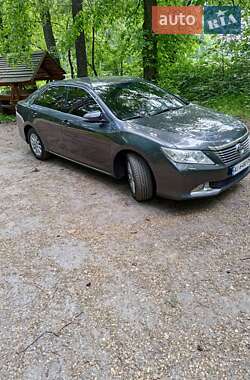 Седан Toyota Camry 2014 в Кривом Роге