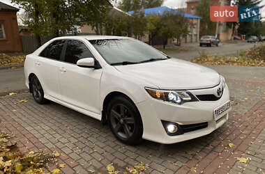 Седан Toyota Camry 2013 в Краснограді