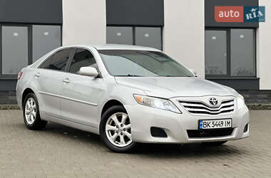 Седан Toyota Camry 2010 в Рівному