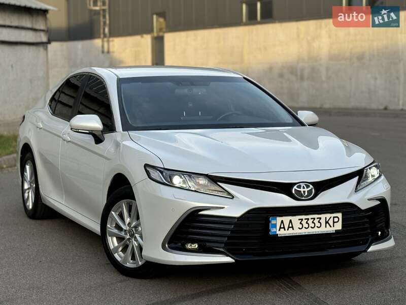 Седан Toyota Camry 2023 в Києві